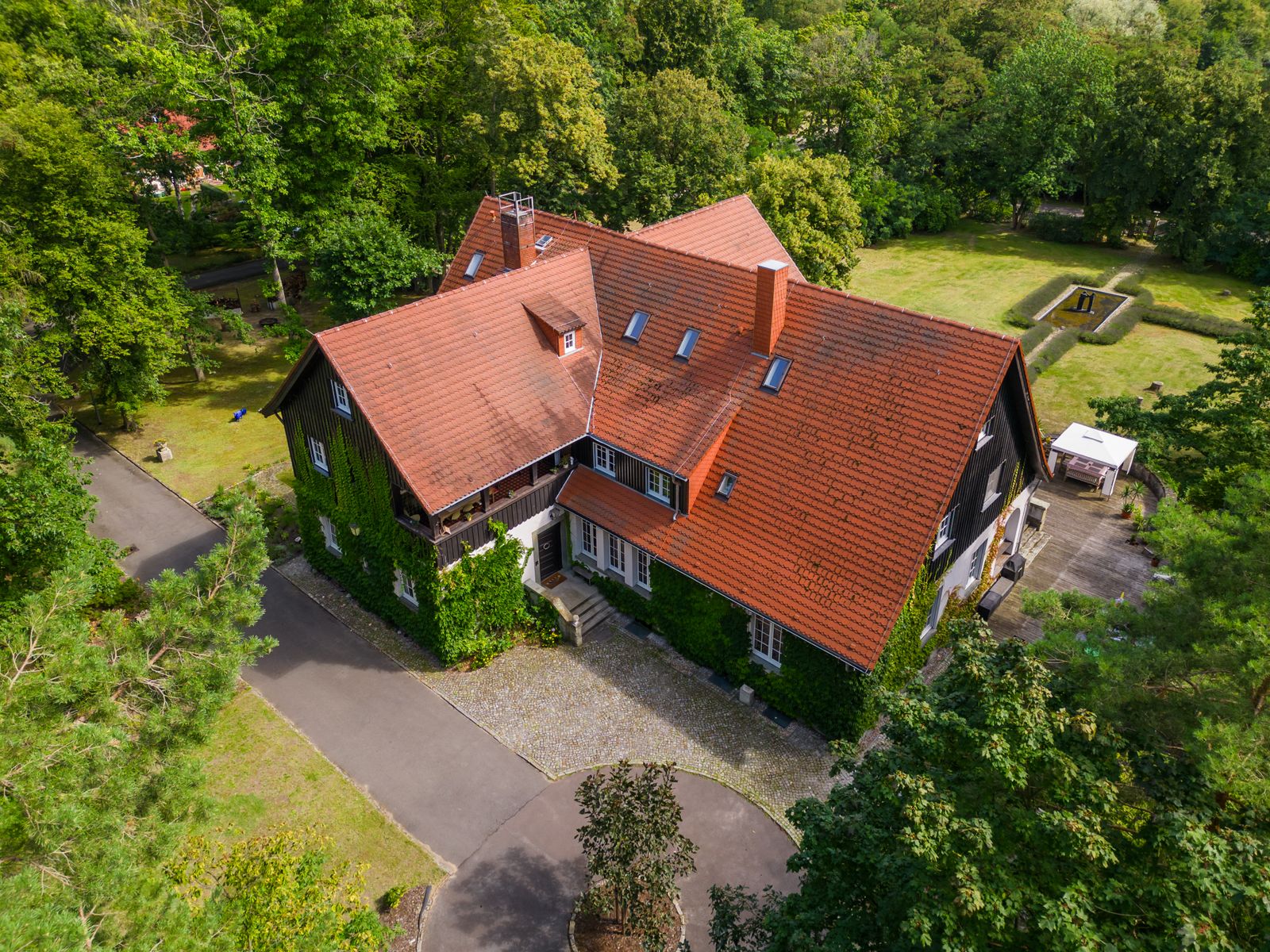 Lakefront Villa: A Timeless Elegance